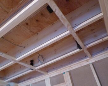 防震吊具使用天井野縁組 